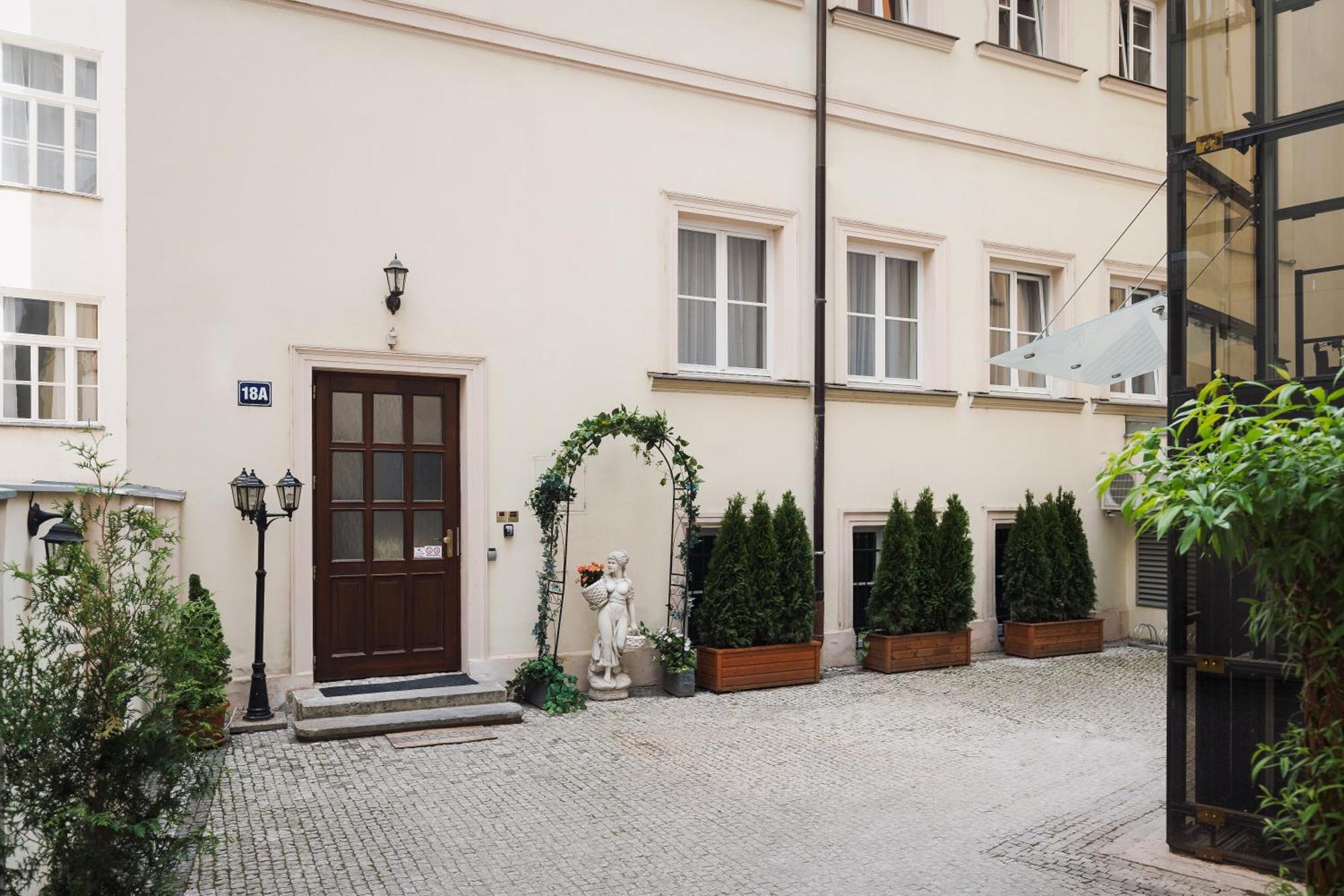 Prague Old Town Liliova Garden Hotell Exteriör bild